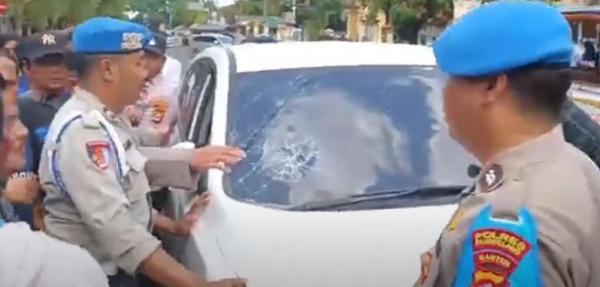 Polisi mengamankan mobil yang menabrak peserta demonstrasi dari PMII di Kantor Bupati Pandeglang, Kamis (4/5/2023). (Foto: iNews/Iskandar Nasution)