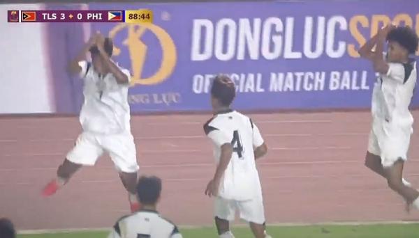 Pemain Timor Leste U-22 merayakan gol ke gawang Filipina yang dicetak Elias Mesquita (7) pada laga Grup A SEA Games 2023 di Stadion Olympic, Phnom Penh, Kamboja, Kamis (4/5/2023). (Foto: RCTI+/iNews)