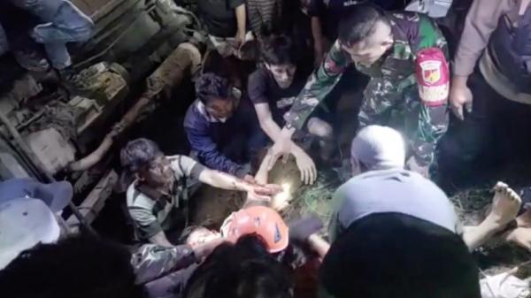 Evakuasi korban bus masuk jurang di Parigi Moutong, Sulawesi Tengah. (Foto: Jemmy Hendrik)