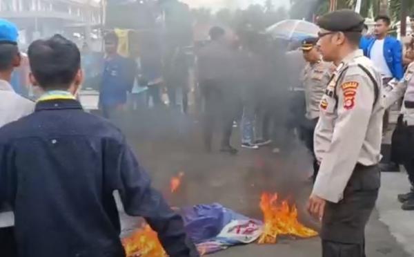 Massa dari PMII membakar ban bekas saat demonstrasi di Kantor Bupati pandeglang, Kamis (4/5/2023). (Foto: iNews)