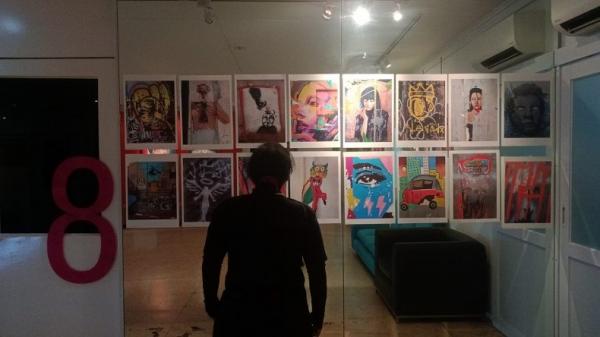 Pameran Foto Hasiholan Siahaan1 Pengunjung menikmati karya foto mural fotografer Hasiholan Siahaan di Pameran Foto bertajuk "Le Mystère de Mural" di Pusat Kebudayaan Perancis IFI Wijaya Jakarta, Rabu (3/5/2023). (Foto: Istimewa/Hasiholan Siahaan)