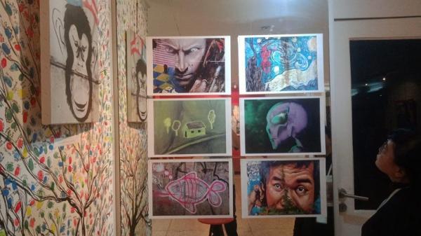  Pengunjung menikmati karya foto mural fotografer Hasiholan Siahaan di Pameran Foto bertajuk "Le Mystère de Mural" di Pusat Kebudayaan Perancis IFI Wijaya Jakarta, Rabu (3/5/2023). (Foto: Istimewa/Hasiholan Siahaan)