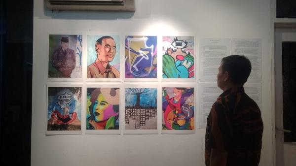  Pengunjung menikmati karya foto mural fotografer Hasiholan Siahaan di Pameran Foto bertajuk "Le Mystère de Mural" di Pusat Kebudayaan Perancis IFI Wijaya Jakarta, Rabu (3/5/2023). (Foto: Istimewa/Hasiholan Siahaan)