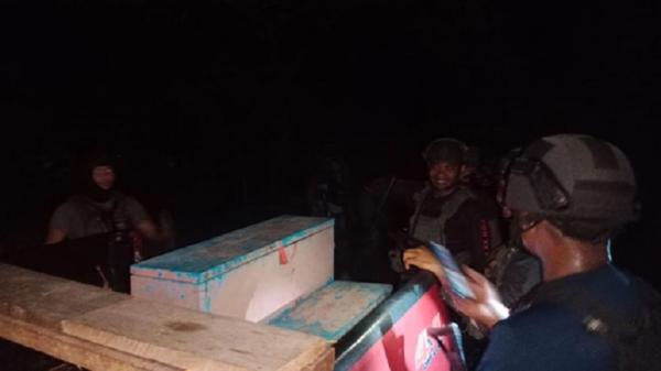 Tim gabungan personel Polres Yahukimo dan Satgas Damai Cartenz 2023 menggerebek salah satu rumah di Jalan Paradiso Belakang Kompleks Anggruk, Distrik Dekai, Papua Pegunungan (Foto: Polda Papua).