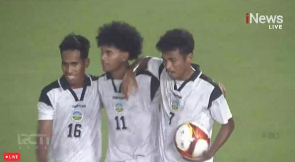 Pemain Timor Leste U-22 merayakan gol ke gawang Filipina yang dicetak Elias Mesquita (7) pada laga Grup A SEA Games 2023 di Stadion Olympic, Phnom Penh, Kamboja, Kamis (4/5/2023). (Foto: RCTI+/iNews)