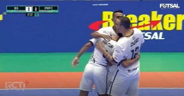 Black Steel FC Guntur Pemain Black Steel FC Guntur Sulistyo merayakan gol ke gawang Pahang Rangers bersama rekan setimnya pada laga semifinal AFF Futsal Club Championship 2023 di Terminal  21 Korat, Thailand, Jumat (5/5/2023). (Foto: RCTI+)