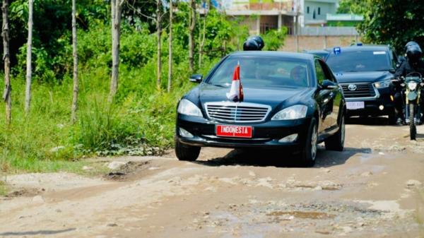 Mobil Jokowi di Lampung Mobil Presiden Jokowi Mercedes Benz hitam dengan pelat nomor RI 1 lewat jalan rusak di Lampung Selatan (Foto: Laily Rachev - Biro Pers Sekretariat Presiden)