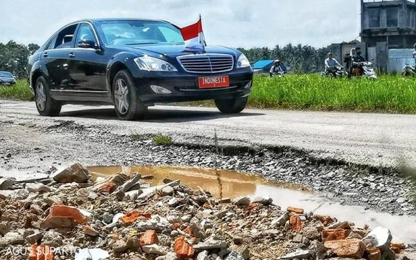 Mobil Presiden Jokowi Mercedes Benz hitam dengan pelat nomor RI 1 lewat jalan rusak di Lampung Selatan (Foto: Laily Rachev - Biro Pers Sekretariat Presiden)