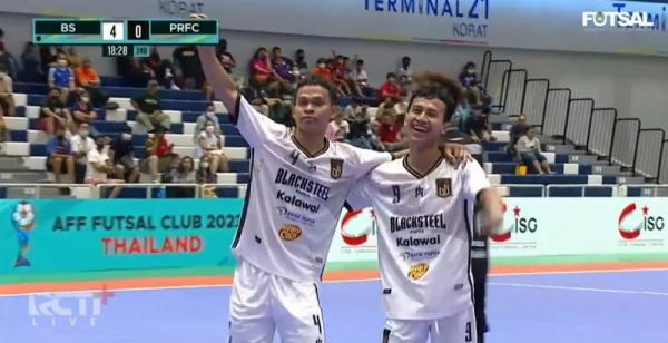 Pemain Black Steel FC Ardiansyah Nur Pemain Black Steel FC Ardiansyah Nur (kiri) merayakan gol ke gawang Pahang Rangers bersama rekan setimnya pada laga semifinal AFF Futsal Club Championship 2023 di Terminal 21 Korat, Thailand, Jumat (5/5/2023). (Foto: RCTI+)