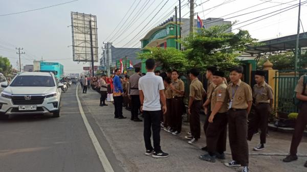 Sambut kedatangan Presiden Jkw Pelajar di Lampung menyambut kedatangan Presiden Jokowi, Jumat (5/5/2023) (Ira Widyanti/MNC Portal)