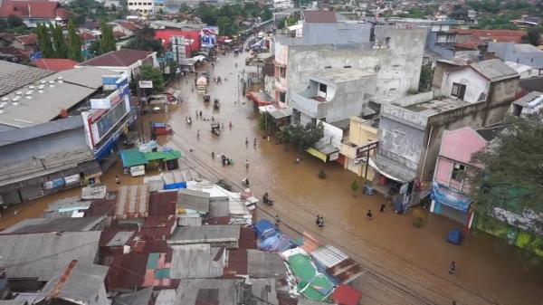 Banjir Rendam Pertokoan Di Dayeuhkolot Bandung Perekonomian Warga Lumpuh 