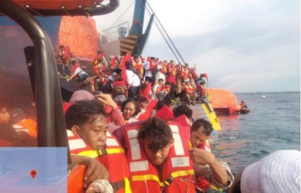 Kapal fery KMP Royce 1 yang terbakar saat berlayar dari Pelabuhan Merak, Banten menuju Pelabuhan Bakauheni, Lampung, Sabtu (6/5/2023) pukul 15.08 WIB. (Foto: Ist)