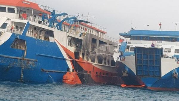 kapal fery KMP Royce 1 yang terbakar saat berlayar dari Pelabuhan Merak, Banten menuju Pelabuhan Bakauheni, Lampung, Sabtu (6/5/2023) pukul 15.08 WIB. (Foto: Ist)
