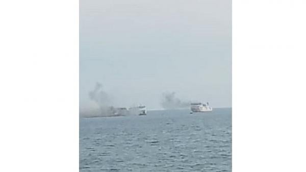 kapal fery KMP Royce 1 yang terbakar saat berlayar dari Pelabuhan Merak, Banten menuju Pelabuhan Bakauheni, Lampung, Sabtu (6/5/2023) pukul 15.08 WIB. (Foto: Ist)