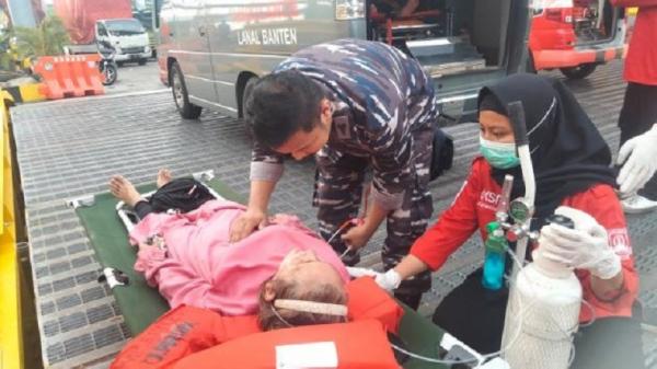 TNI AL saat membantu korban kapal fery KMP Royce 1 yang terbakar saat berlayar dari Pelabuhan Merak, Banten menuju Pelabuhan Bakauheni, Lampung, Sabtu (6/5/2023). (Foto: Ist)