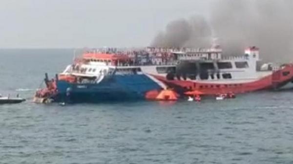 Kapal Penyeberangan Merak - Bakauheni Terbakar, Api Berasal dari Truk 