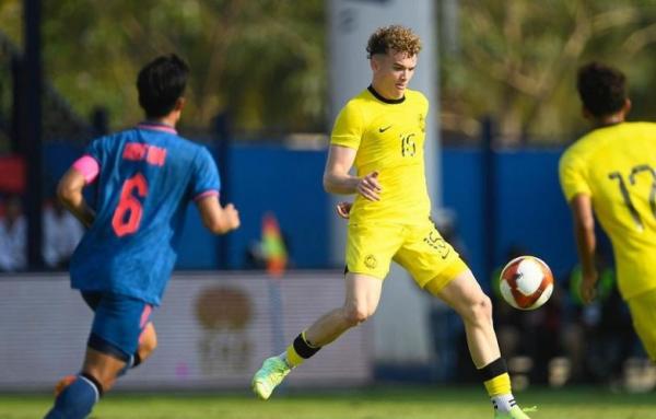 Pemain Timnas Malaysia U-22 Fergus Tierney (15) beraksi melawan Thailand pada laga Grup B SEA Games 2023 di Visakha Stadium, Phnom Penh, Kamboja pada Sabtu (6/5/2023). (Foto: Instagram/@famalaysia)