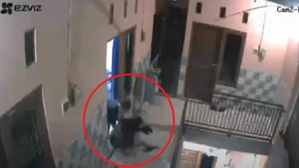 Tangkapan Layar video rekaman CCTV pelecehan seksual mahasiswi di Buleleng. (Foto: Ist)