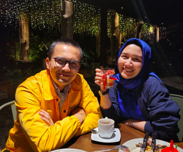 Potret mesra Sahrul Gunawan dan sang istri. (Foto: Instagram)