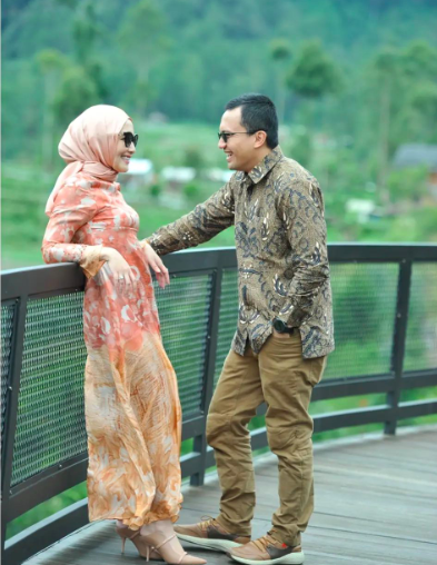 Potret mesra Sahrul Gunawan dan sang istri. (Foto: Instagram)