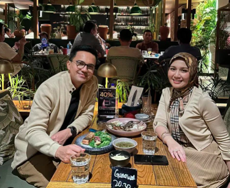 Screen Shot 2023 05 07 At 09 17 23 Potret mesra Sahrul Gunawan dan sang istri. (Foto: Instagram)