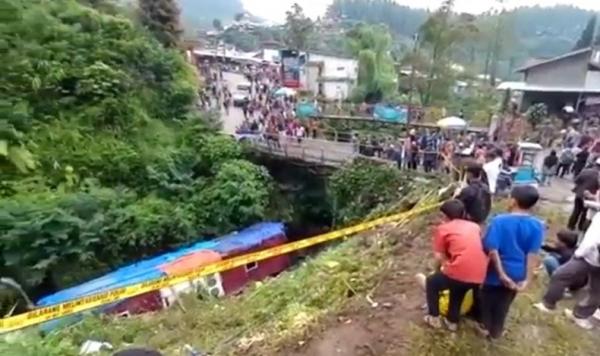 Bus Masuk Jurang Di Guci Tegal, Sopir Tinggalkan Kendaraan Saat Mesin ...