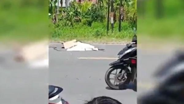 Kecelakaan di Sambas, Pemotor Tewas Ditabrak Mobil lalu Terlindas Truk