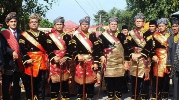 Pakaian Adat Sumatera Barat Penghulu Pakaian Adat Sumatera Barat Penghulu (Istimewa)