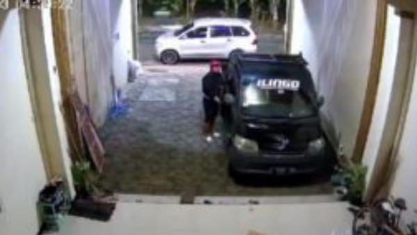 Terekam CCTV, Komplotan Pencuri Bawa Kabur Mobil Pikap Warga Sidoarjo