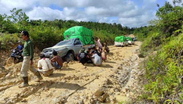 Jalan Rusak Jalanan rusak parah di Kabupaten Sintang, Kalimantan Barat. (Foto istimewa).