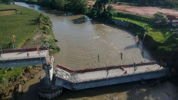 jembatan ambruk di padang pariaman 3 Foto udara jembatan ambruk di Kayu Gadang Sikabu, Lubuk Alung, Padang Pariaman, Sumatera Barat, Senin (8/5/2023). Jembatan terpanjang di kabupaten itu yang dibangun dari dana hibah BNPB senilai Rp25,4 miliar. (ANTARA FOTO/Iggoy el Fitra/rw)