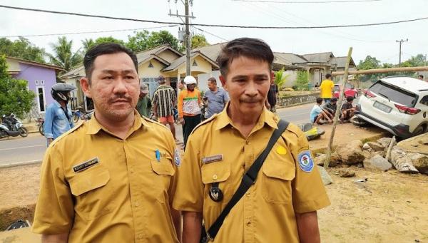 Dua kepala desa berada di lokasi membantu mediasi korban tewas diseruduk mobil. (Foto: Wiwin Suseno)