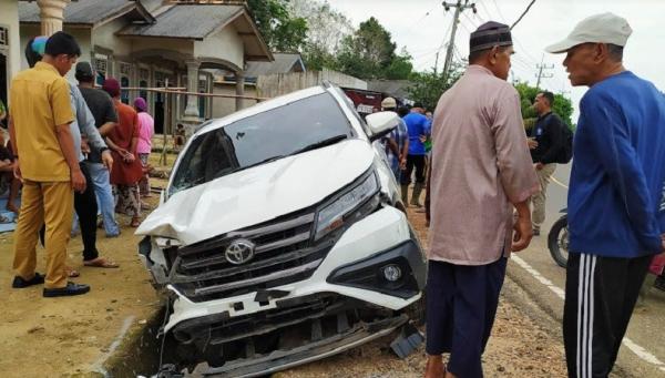 Mobil menyeruduk dua warga Desa Keposang hingga tewas, Senin (8/5/2023). (Foto: Wiwin Suseno).