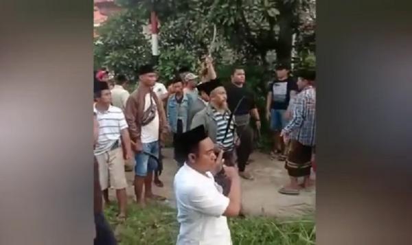 Buntut Warga Acungkan Sajam Ribuan Aparat Tni Polri Dikerahkan Kawal