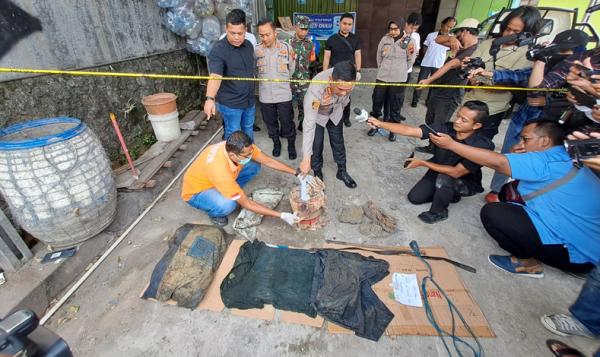 gelar_barang_bukti_tkp_mayat_dicor
