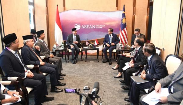 Presiden RI, Joko Widodo (Jokowi) dan Perdana Menteri (PM) Malaysia Anwar Ibrahim menggelar pertemuan bilateral di Hotel Meruorah, Labuan Bajo, Selasa (9/5/2023).