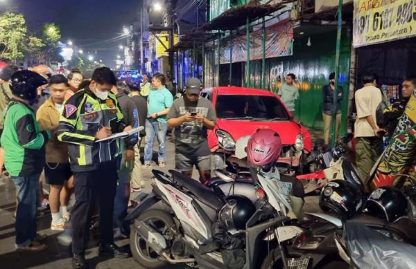 Pengemudi Belum Lihai, Mobil Tabrak 3 Motor Dan Warung Di Depan Artha ...