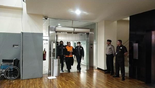 Advokat Stefanus Roy Rening tampil dengan mengenakan toga advokat dibalut rompi tahanan KPK berwarna oranye. (Foto MPI).