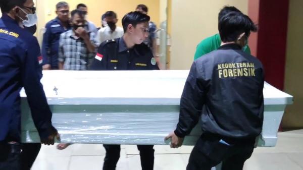 Jenazah Mustopa NR (60), pelaku penembakan di kantor pusat Majelis Ulama Indonesia (MUI) di Jakarta Pusat, dijemput oleh keluarganya untuk dimakamkan di Lampung (Muhamamd Farhan/MNC Portal)
