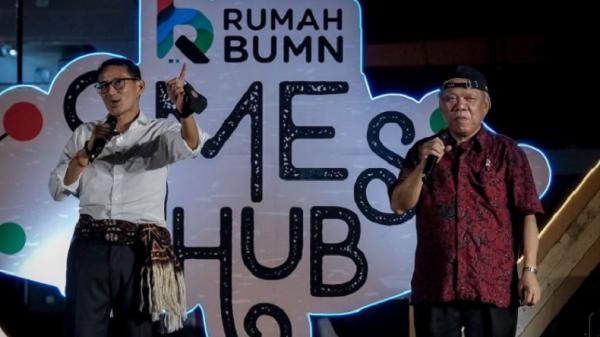 Menparekraf Sandiaga Uno dan Menteri PUPR Basuki Hadimuljono saat membawakan lagu `Rumah Kita` dari Band God Bless di Labuan Bajo, Selasa (9/5/20230 malam. (Foto: Ist)