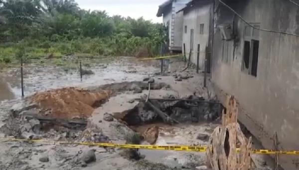 Semburan lumpur di Pondok Pesantren Nurul Amaliyah, Wajok Hilir, Mempawah, Kalimantan Barat meninggalkan lubang berdiameter kurang lebih 5 meter. (Foto: Uun Yuniar).