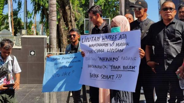 Jurnalis di Padang demo dilarang liputan Jurnalis di Padang, Sumatera Barat, melakukan aksi demo hingga lapor polisi lantaran diusir dan dilarang meliput pelantikan Wakil Wali Kota Padang (Rus Akbar/MNC Portal)