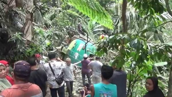 Truk tangki bermuatan CPO terjun ke jurang sedalam 25 meter di Jalan Lintas Sumatera, Kabupaten Tapanuli Selatan, Sumatera Utara (Sumut) Kamis (11/5/2023). (Foto: Indra Mulia).