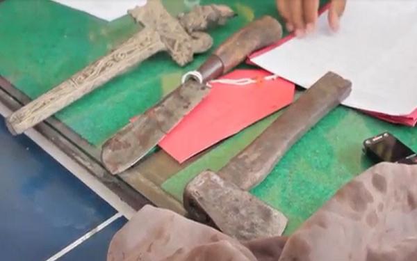 Barang bukti penganiayaan di Buleleng, Bali. (Foto: Pande Wismaya)