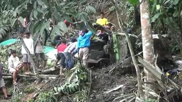 Truk tangki bermuatan CPO terjun ke jurang sedalam 25 meter di Jalan Lintas Sumatera, Kabupaten Tapanuli Selatan, Sumatera Utara (Sumut) Kamis (11/5/2023). (Foto: Indra Mulia).