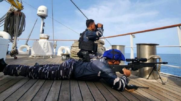  Pasukan elite TNI AL siaga perang saat KRI Bima Suci melewati Teluk Aden pada Kamis (11/5/2023). (Foto dok TNI AL).