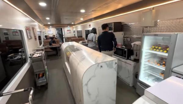 Kereta Terpanjang Di Indonesia 3