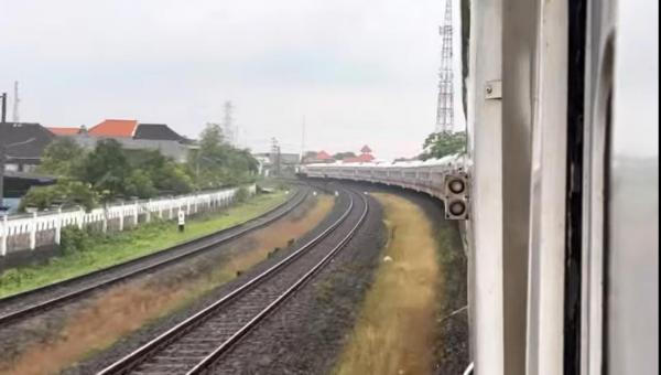 Kereta Terpanjang Di Indonesia 4