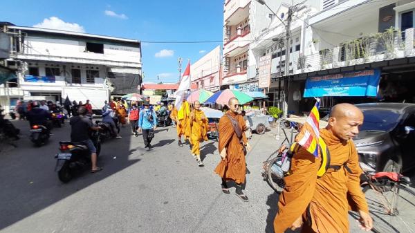 Sebanyak 32 biksu dari Thailand berjalan kaki ke Candi Borobudur, mereka lewat Bekasi, Jumat (12/5/2023)