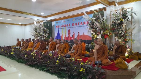 Sebanyak 32 biksu dari Thailand berada di Bekasi untuk istirahat, Jumat (12/5/2023) (Foto: Danandaya Arya)